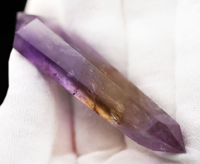 シトリンの存在感が際立った１００％ナチュラルの希少な鉱物、アメトリン（Ametrine）のダブルポイント標本（その5）