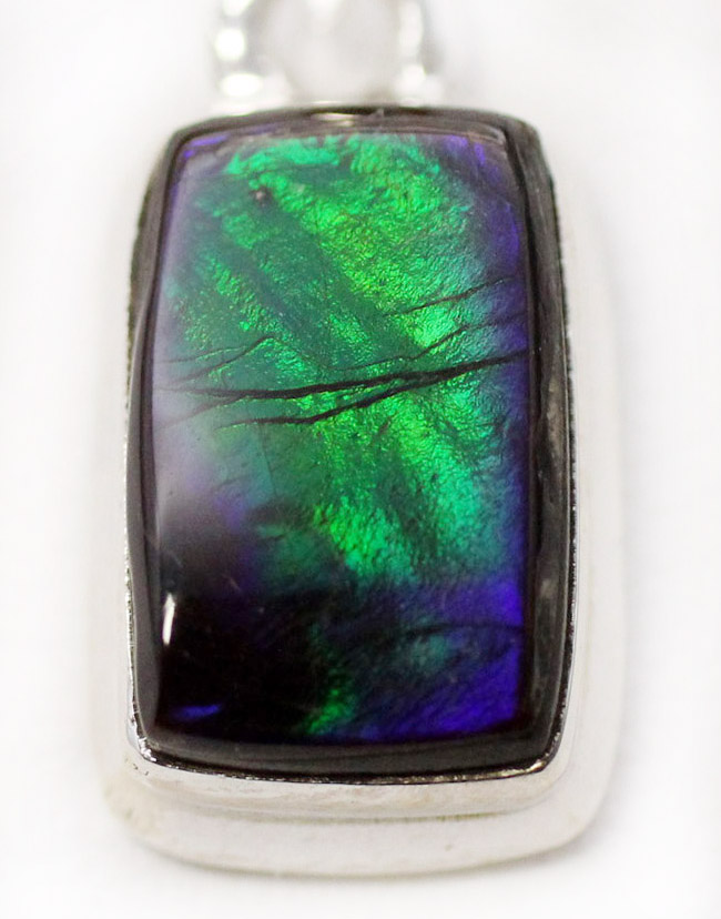 グリーンをブルーが包んだ美しいアンモライト(Ammolite)を使ったペンダントトップ。金具はスターリングシルバー。チェーン、黒紐、ジュエリーケース付き。(その1)