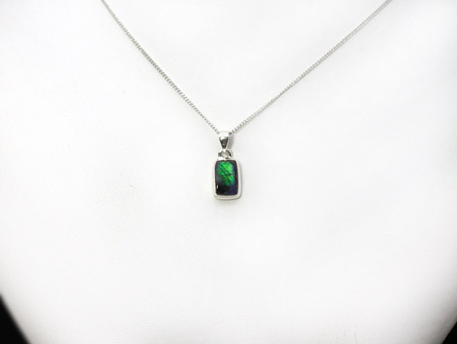 グリーンをブルーが包んだ美しいアンモライト(Ammolite)を使ったペンダントトップ。金具はスターリングシルバー。チェーン、黒紐、ジュエリーケース付き。(その3)