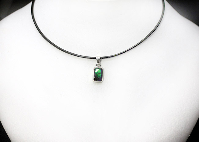 グリーンをブルーが包んだ美しいアンモライト(Ammolite)を使ったペンダントトップ。金具はスターリングシルバー。チェーン、黒紐、ジュエリーケース付き。(その4)