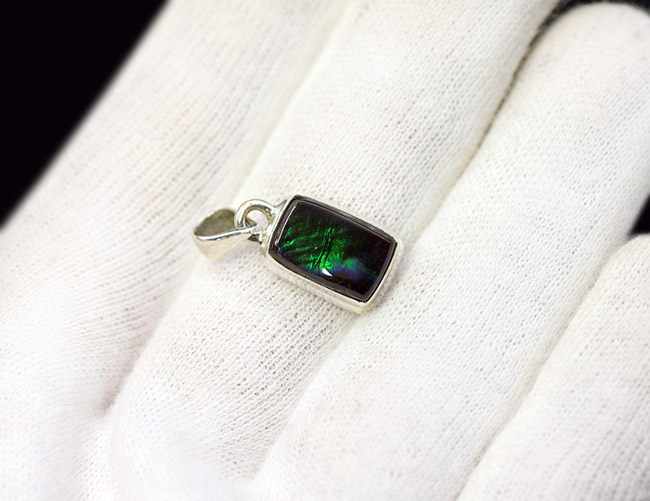 グリーンをブルーが包んだ美しいアンモライト(Ammolite)を使ったペンダントトップ。金具はスターリングシルバー。チェーン、黒紐、ジュエリーケース付き。(その5)