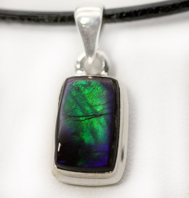グリーンをブルーが包んだ美しいアンモライト(Ammolite)を使ったペンダントトップ。金具はスターリングシルバー。チェーン、黒紐、ジュエリーケース付き。(その6)