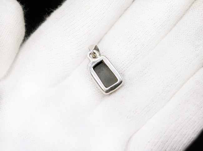 グリーンをブルーが包んだ美しいアンモライト(Ammolite)を使ったペンダントトップ。金具はスターリングシルバー。チェーン、黒紐、ジュエリーケース付き。(その7)