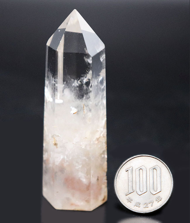 下部に桜が咲いたような不思議な箱庭を持つ水晶、その名も