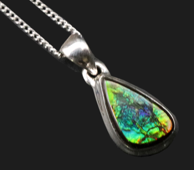 ブルーからオレンジまで幅広い色を呈する、宝石、アンモ”ラ”イト（Ammolite）のピースを使ったペンダントトップ。金具はスターリングシルバー。（シルバーチェーン、革紐、ジュエリーケース付き）（その1）