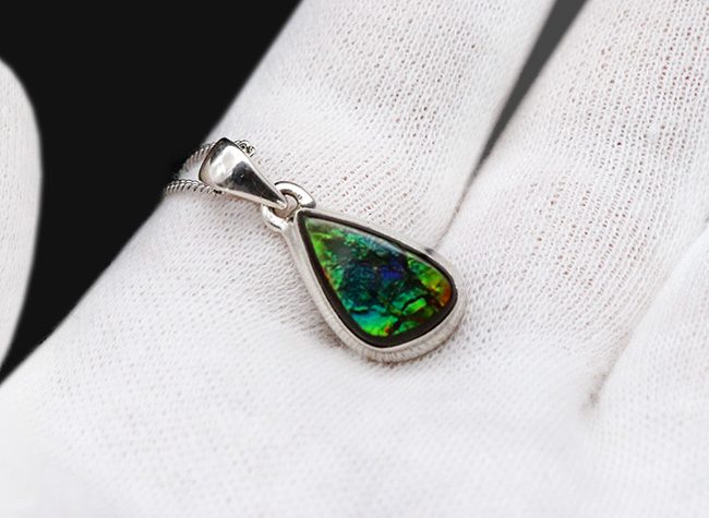 ブルーからオレンジまで幅広い色を呈する、宝石、アンモ”ラ”イト（Ammolite）のピースを使ったペンダントトップ。金具はスターリングシルバー。（シルバーチェーン、革紐、ジュエリーケース付き）（その3）