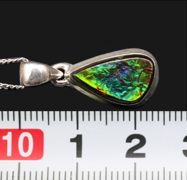 ブルーからオレンジまで幅広い色を呈する、宝石、アンモ”ラ”イト（Ammolite）のピースを使ったペンダントトップ。金具はスターリングシルバー。（シルバーチェーン、革紐、ジュエリーケース付き）（その6）