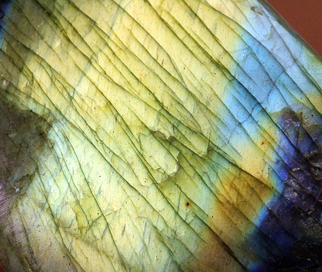 表面から湧き上がる強烈なシャンパンゴールドを放つ鉱物ラブラドライト(Labradorite)(その10)