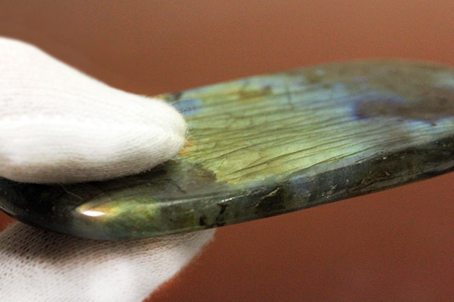 表面から湧き上がる強烈なシャンパンゴールドを放つ鉱物ラブラドライト(Labradorite)(その13)