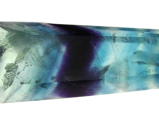 人気のタワー型のレインボーフローライト(fluorite)。幻想的な蛍光性を