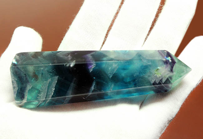 人気のタワー型のレインボーフローライト(fluorite)。幻想的な蛍光性を