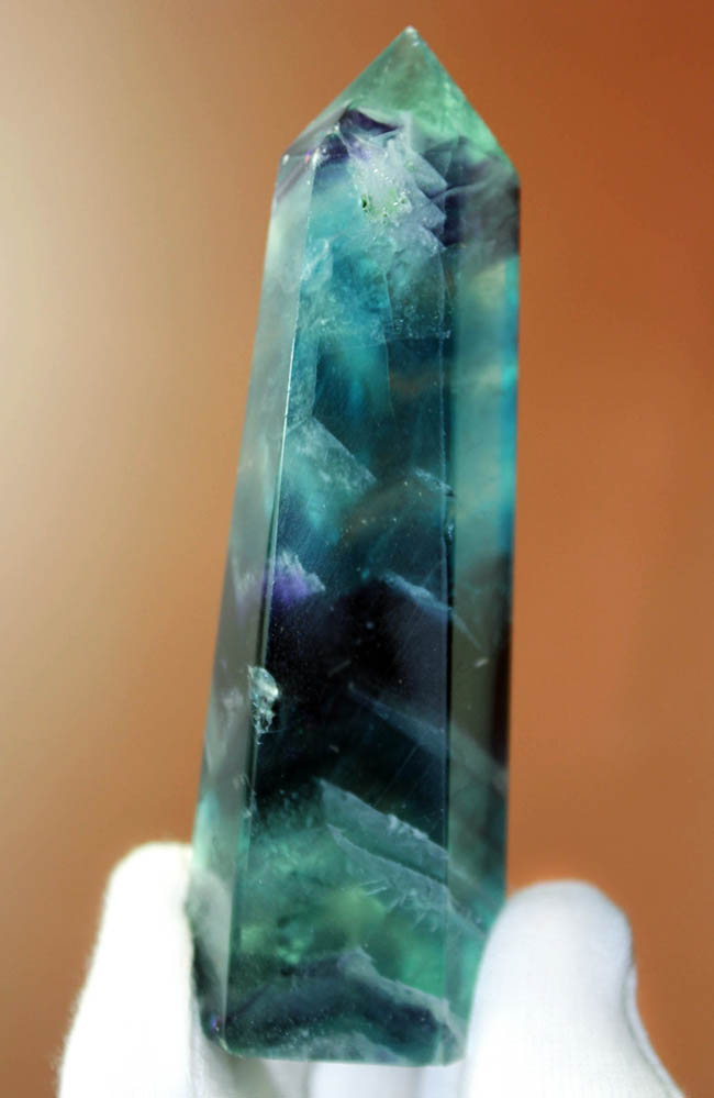 人気のタワー型のレインボーフローライト(fluorite)。幻想的な蛍光性をお楽しみください。（その4）