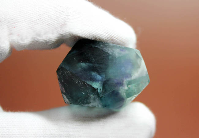 人気のタワー型のレインボーフローライト(fluorite)。幻想的な蛍光性を