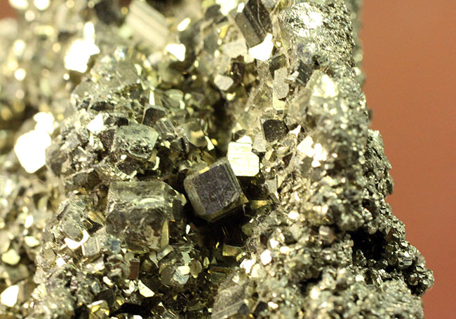 産状そのままの味わいを残した黄鉄鉱（pyrite）（その1）