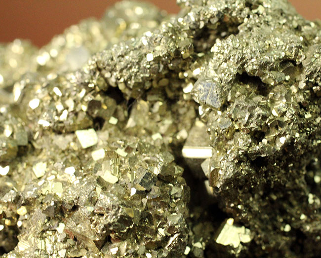 産状そのままの味わいを残した黄鉄鉱(pyrite)(その6)