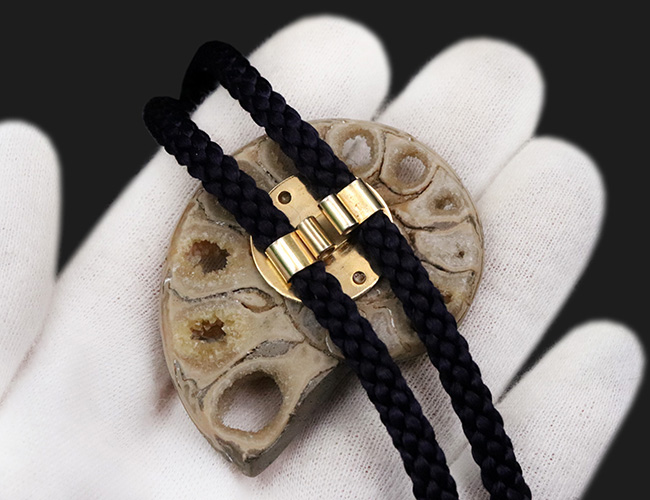 これであなたもカウボーイ!?本物のアンモナイト(Ammonite)を使ったループタイ(その5)