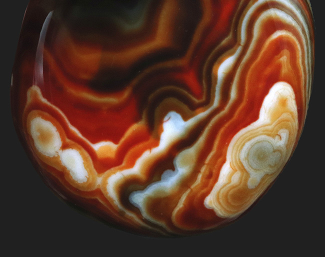 こんなにカラフルなメノウもない!マダガスカル産の色彩豊かな縞瑪瑙(メノウ・Agate)の上質標本(その3)