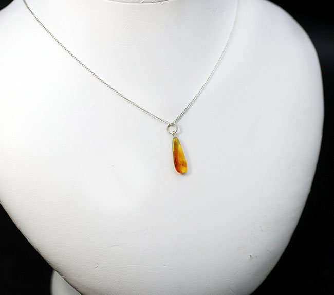 バルト海産の透明度の高い、虫入り琥珀(Amber)を使ったペンダントトップ(シルバーチェーン、高級ジュエリーケース付き)(その2)
