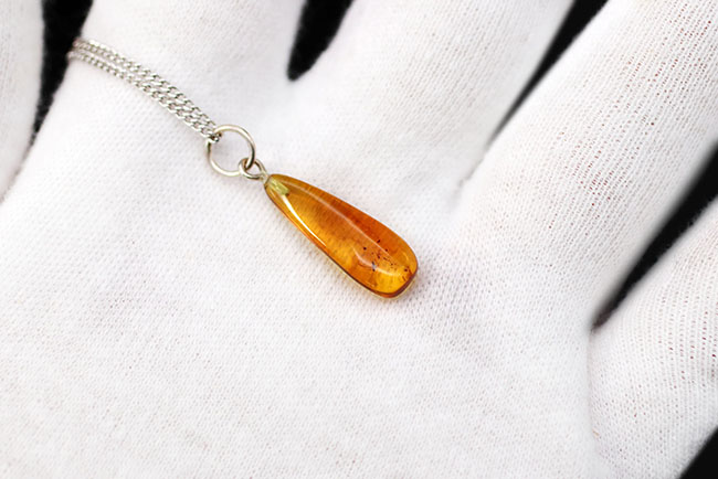 バルト海産の透明度の高い、虫入り琥珀(Amber)を使ったペンダントトップ(シルバーチェーン、高級ジュエリーケース付き)(その3)