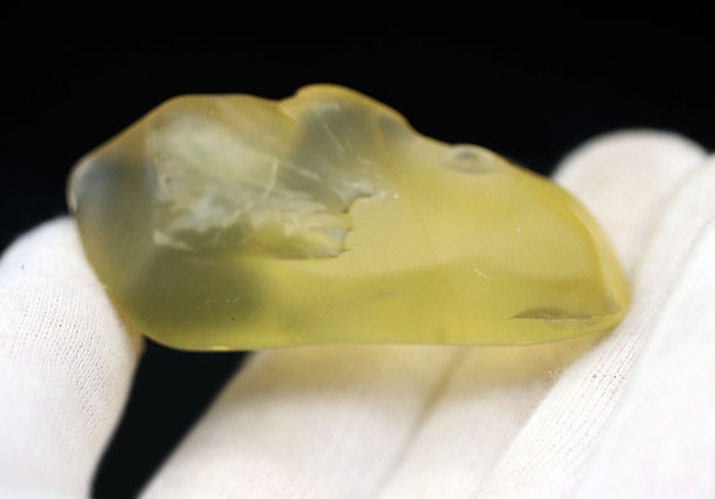 科学者を長年悩ませたリビア砂漠の不思議な物体、リビアングラス