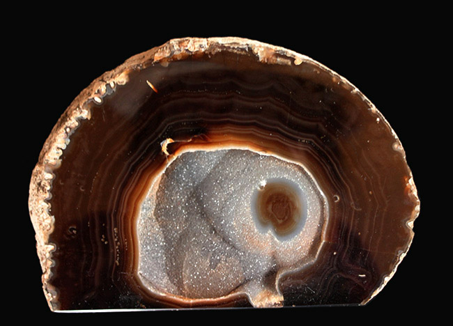 深いブラウンを呈する、典型的なブラジル産メノウ（Agate）。左右２０