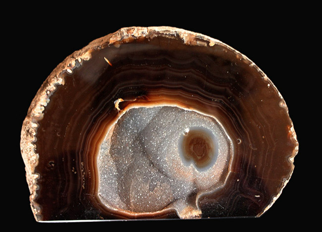 深いブラウンを呈する、典型的なブラジル産メノウ（Agate）。左右２０センチ、２．５キログラム弱の重厚感あふれる標本です（その1）