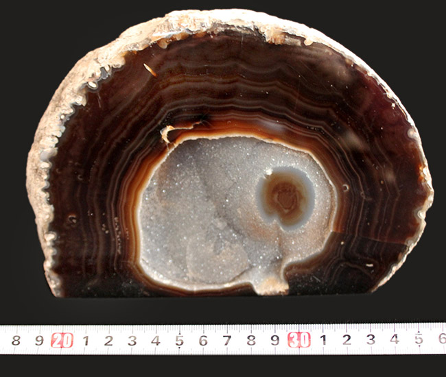 深いブラウンを呈する、典型的なブラジル産メノウ（Agate）。左右２０センチ、２．５キログラム弱の重厚感あふれる標本です（その7）