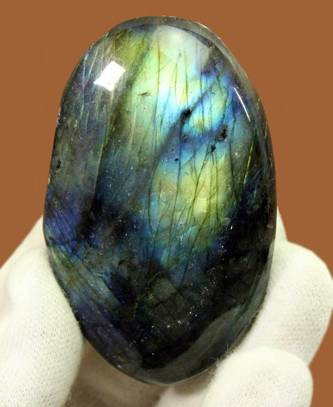 人気の鉱物、ラブラドライト（Labradorite）の上質標本。ブルーとシャンパンゴールドの混ざり具合が絶妙。（その1）