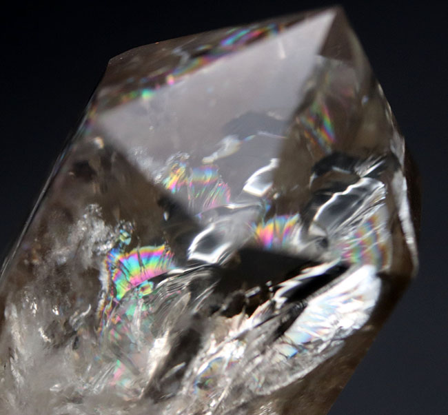 ビッグ!内部に霧がかかった不思議な水晶、スモーキークォーツ(Quartz)。霧の発生付近で虹がかかります(その1)