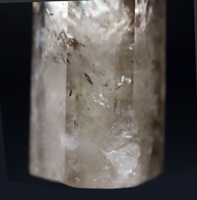 ビッグ!内部に霧がかかった不思議な水晶、スモーキークォーツ(Quartz)。霧の発生付近で虹がかかります(その3)