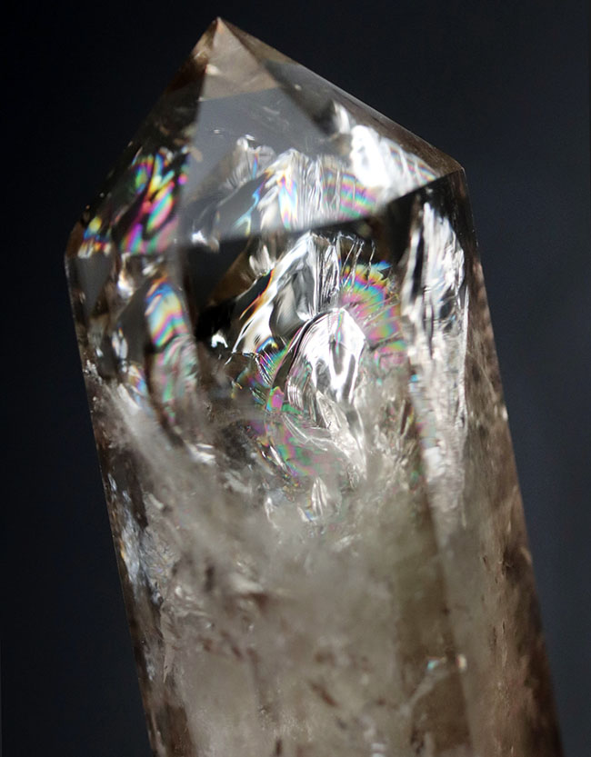 ビッグ!内部に霧がかかった不思議な水晶、スモーキークォーツ(Quartz)。霧の発生付近で虹がかかります(その5)