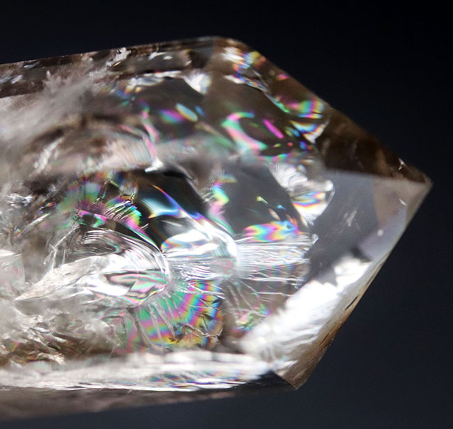 ビッグ!内部に霧がかかった不思議な水晶、スモーキークォーツ(Quartz)。霧の発生付近で虹がかかります(その6)