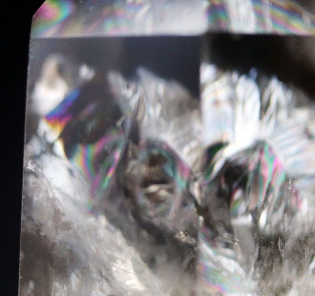 ビッグ!内部に霧がかかった不思議な水晶、スモーキークォーツ(Quartz)。霧の発生付近で虹がかかります(その7)