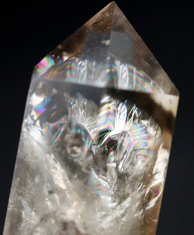 ビッグ!内部に霧がかかった不思議な水晶、スモーキークォーツ(Quartz)。霧の発生付近で虹がかかります(その9)