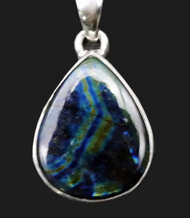 高品位のマダガスカル産を使用!貴石、ラブラドライト(Labradolite)を使ったペンダントトップ(シルバーチェーン、革紐、高級ジュエリーケース付き)(その1)