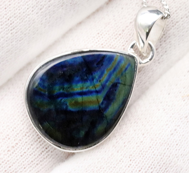 高品位のマダガスカル産を使用!貴石、ラブラドライト(Labradolite)を使ったペンダントトップ(シルバーチェーン、革紐、高級ジュエリーケース付き)(その2)