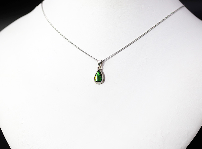 さわやか!今の季節にぴったりの、新緑のグリーンを呈する、カナダ産アンモライト(Ammolite)を使ったペンダントトップ。金具はスターリングシルバー。チェーン、革紐、ジュエリーケース付き(その2)