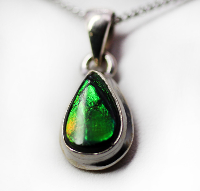 さわやか!今の季節にぴったりの、新緑のグリーンを呈する、カナダ産アンモライト(Ammolite)を使ったペンダントトップ。金具はスターリングシルバー。チェーン、革紐、ジュエリーケース付き(その3)