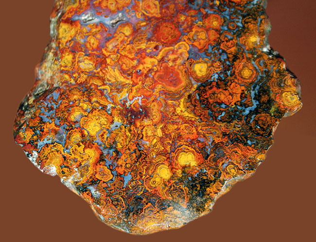 鮮やかな色合いで楽しませてくれる、ストロマトライトを含むハンガリー産の朱いメノウ(Agate)(その3)