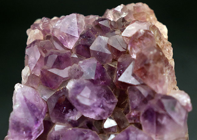 高貴な色、紫を呈する、宝石としても名高いアメシストの天然標本（Amethyst）（その2）
