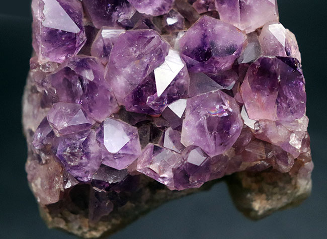 高貴な色、紫を呈する、宝石としても名高いアメシストの天然標本（Amethyst）（その3）