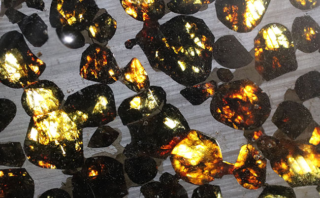 人気！最も美しい隕石と評されるパラサイト隕石（本体防錆処理済み）。黄金色に輝くかんらん石にご注目（その2）