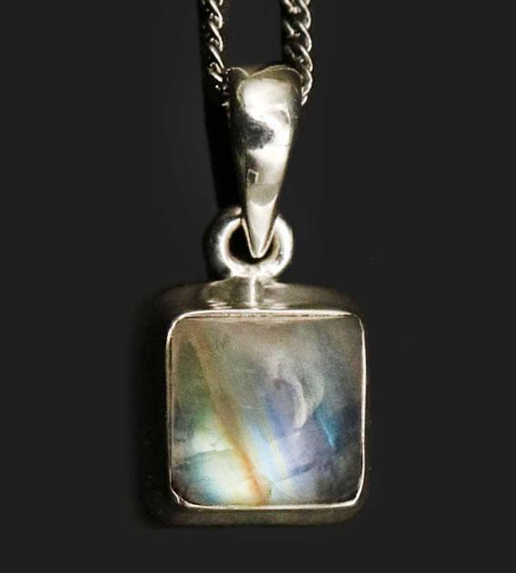 月の光を封印したかのような淡い青と白を呈する鉱物、ムーンストーン(Moonstone)のペンダントトップ。(シルバーチェーン、高級ジュエリケース付き)(その1)
