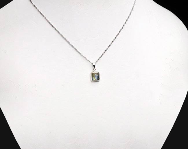 月の光を封印したかのような淡い青と白を呈する鉱物、ムーンストーン(Moonstone)のペンダントトップ。(シルバーチェーン、高級ジュエリケース付き)(その2)