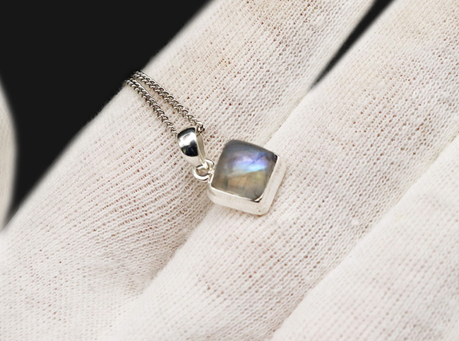 月の光を封印したかのような淡い青と白を呈する鉱物、ムーンストーン(Moonstone)のペンダントトップ。(シルバーチェーン、高級ジュエリケース付き)(その3)