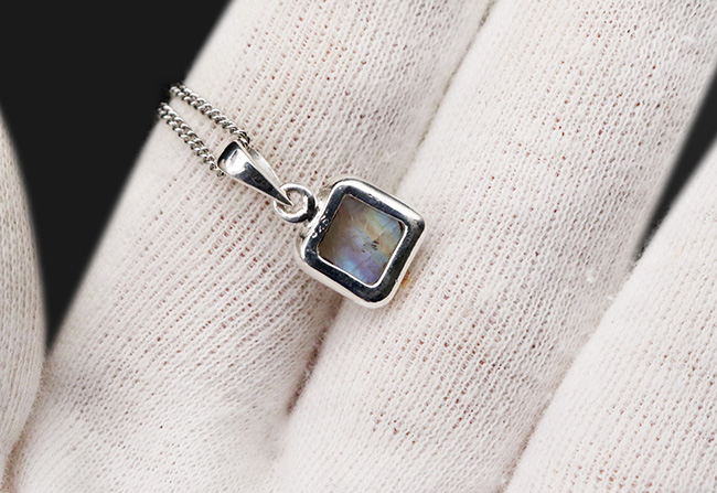 月の光を封印したかのような淡い青と白を呈する鉱物、ムーンストーン(Moonstone)のペンダントトップ。(シルバーチェーン、高級ジュエリケース付き)(その4)