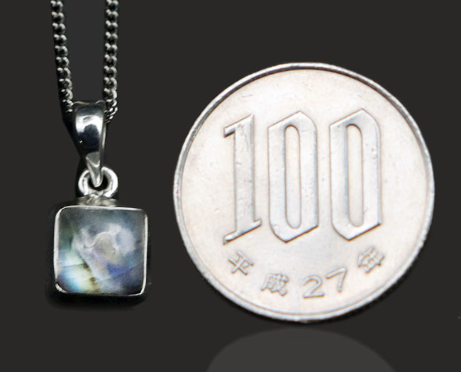 月の光を封印したかのような淡い青と白を呈する鉱物、ムーンストーン(Moonstone)のペンダントトップ。(シルバーチェーン、高級ジュエリケース付き)(その6)