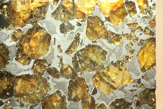 透明度が高いカンラン石にご注目。石鉄隕石ブラヒンパラサイト。（その3）
