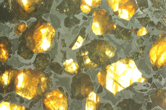 透明度が高いカンラン石にご注目。石鉄隕石ブラヒンパラサイト。（その8）