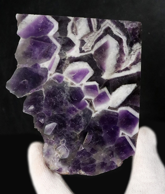 紫陽花の花のような模様が見られる水晶、ザンビア産のシェブロンアメシスト（Chevron Amethyst）（その1）